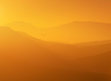 Sunrise kompozisyon. dağ katmanları.