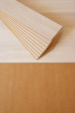 Doğal mantarla kaplanmış. İçerideki sahneyi onar.