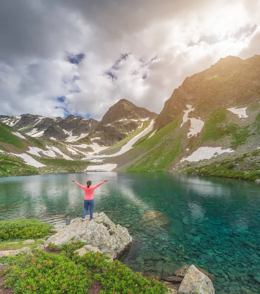 Paisagem Lago Caucasus Dukka Montanha Mulher Gosta Natureza Montanhosa Emocional — Fotografia de Stock