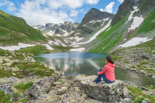 Krajobraz Kaukazu Dukka Jezioro Górach Kobieta Lubi Górską Przyrodę Emocjonalna — Zdjęcie stockowe