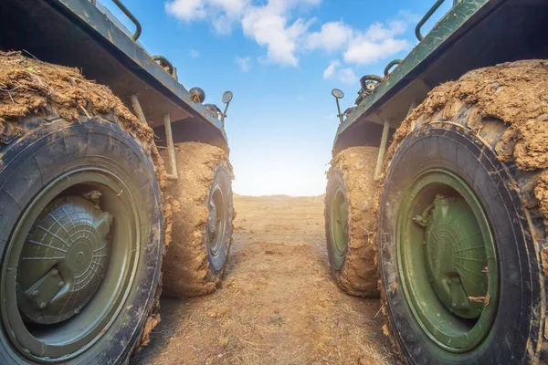 現場の泥の中に装甲兵員輸送車の車輪 — ストック写真