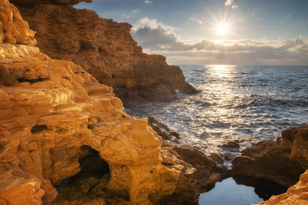 Ana Yelkenin Içinde Güzel Doğa Mağarası Deniz Manzarası Kompozisyonu — Stok fotoğraf