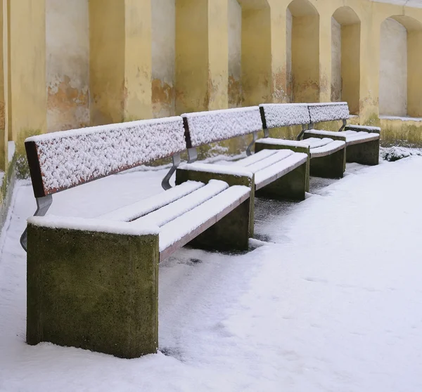 Täckt snö bänk Royaltyfria Stockbilder