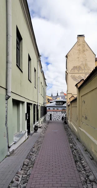 Smalle kleine straat van de oude stad van vilnius — Stockfoto