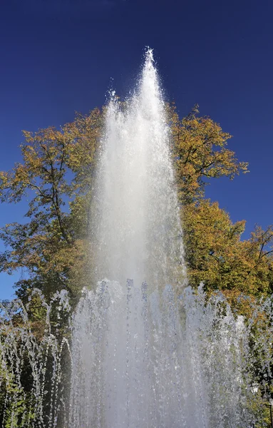 Schizzi di acqua di fontana in una giornata di sole — Foto Stock