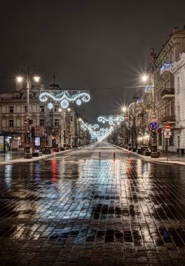 Vilnius 'un ana caddesi, Gediminas Caddesi. Noel zamanı. Vilnius 'un Noel zamanı özgün temaları, eşsiz dekorasyonları ve büyülü atmosferiyle ünlüdür..