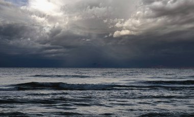 Sonbahar sabahı Baltık Denizi üzerinde dramatik bir gökyüzü. Boş manzara, bulutlar ve deniz vavingleri. Yumuşak odak;