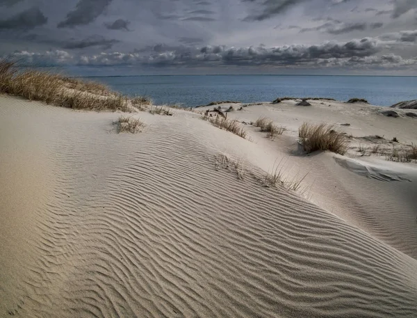 Litvanya, Nida yakınlarındaki Curonian gölü ve tükürüğü. Mart ayına göre doğa manzarası. Bulutlar. Seçici odak.