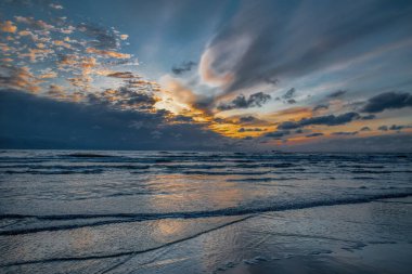 Baltık deniz kıyıları, gün batımı. Baltık Denizi yakınlarındaki son gün ışığı. Seçici odak, uzun pozlama.