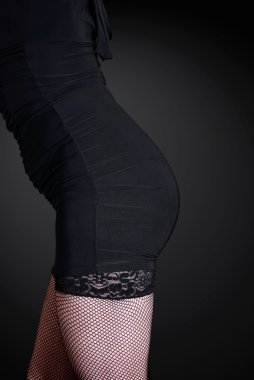 güzel kadın bacaklarını açıp siyah çorap