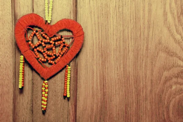 Corazón rojo sobre el fondo de madera —  Fotos de Stock