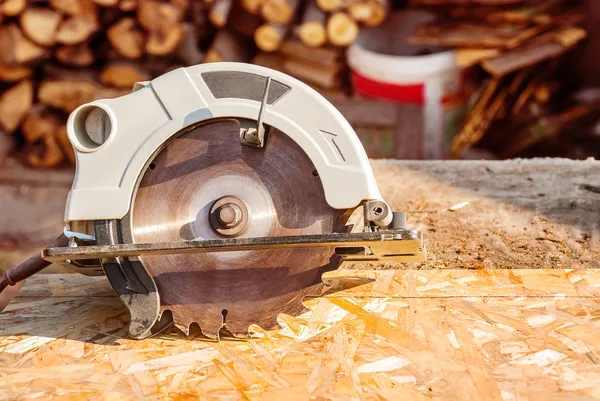 Circular electric saw — Stock Photo, Image