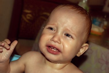 Küçük çocuk ağlıyor.