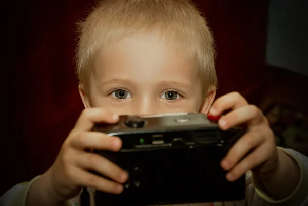 Niño con cámara — Foto de Stock