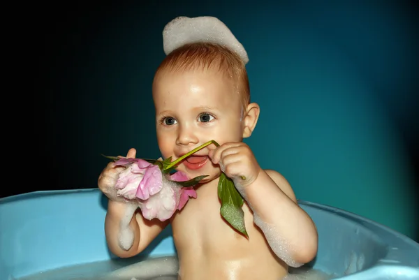 Kleiner Junge in Badewanne — Stockfoto