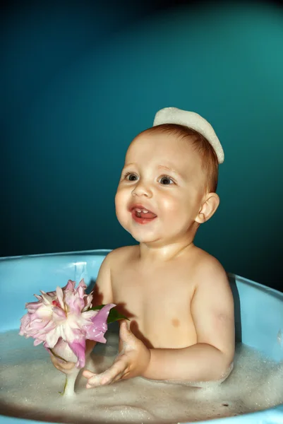 Baby bathing in tub — Stock Photo, Image