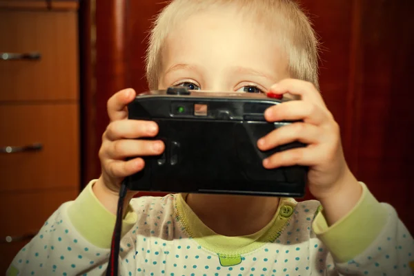 Bambino con macchina fotografica — Foto Stock