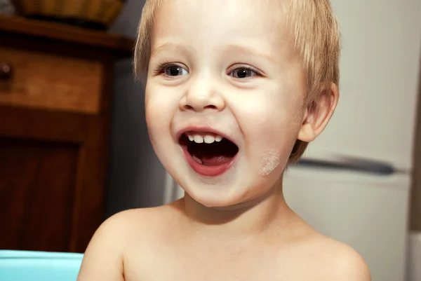 Kleine jongen wassen in het bad — Stockfoto