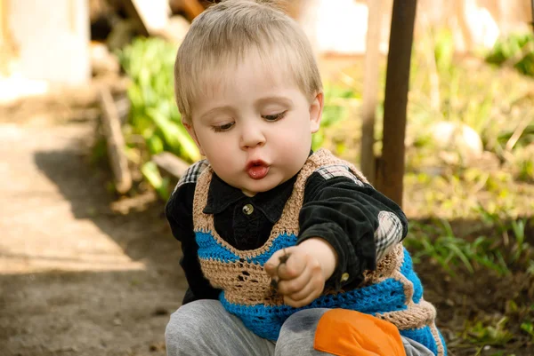 Kleiner Junge im Garten. — Stockfoto