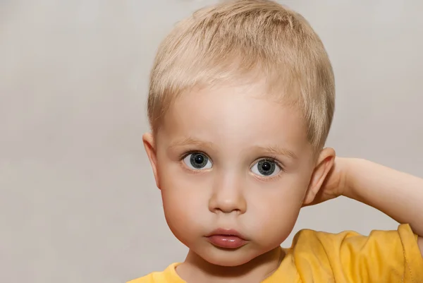 Ein kleiner Junge — Stockfoto