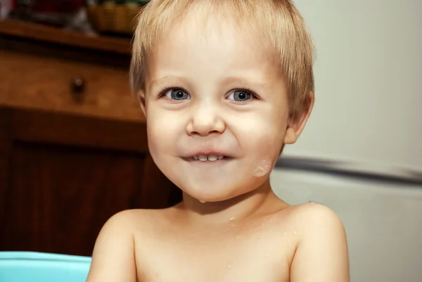 浴中的小男孩洗。 — 图库照片