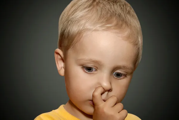 Chlapec dloubal v nose. — Stock fotografie