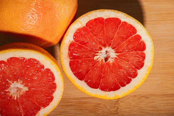 Rebanada de pomelo rojo — Foto de Stock