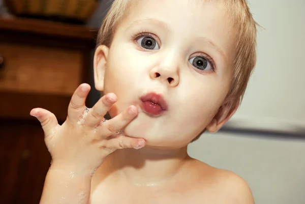 Kleiner Junge wäscht sich im Bad. — Stockfoto