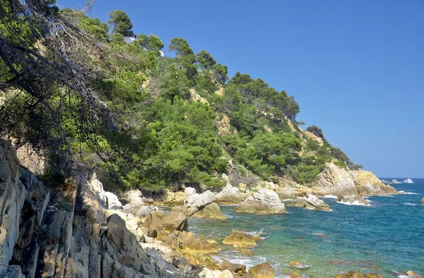 Paisagem do dia de verão com o mar e montanhas — Fotografia de Stock