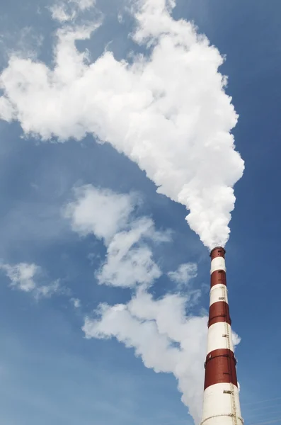 Industriële rook van schoorsteen op blauwe hemel — Stockfoto