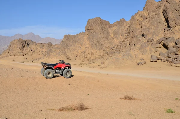 砂漠のスクーターの車輪 — ストック写真