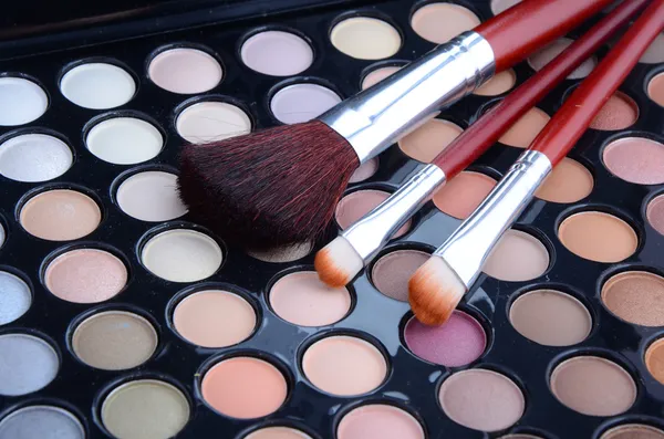 Make-uppenselen en oogschaduwen — Stockfoto