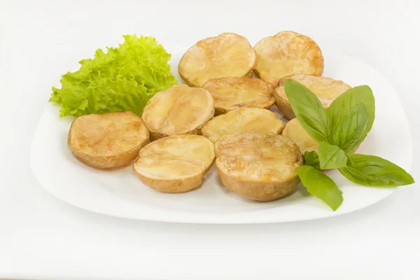 Batatas assadas ao meio da pele — Fotografia de Stock