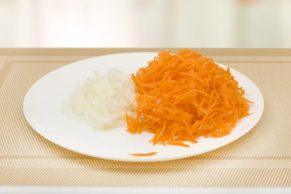 Geriebene rohe Karotten und gehackte Zwiebeln — Stockfoto