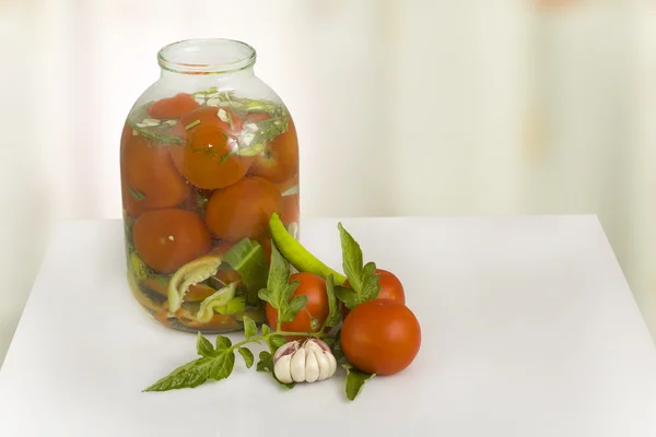 Inblikken tomaten in glazen flessen — Stockfoto