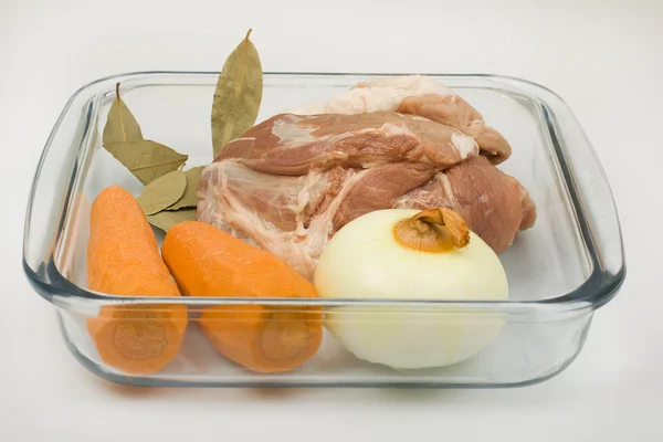 Carne crua com cenouras e cebolas — Fotografia de Stock