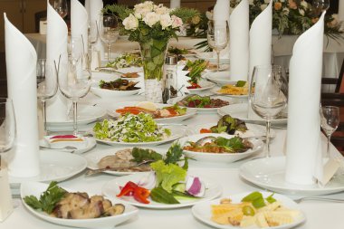 Düğün masa ile aperatifler servis