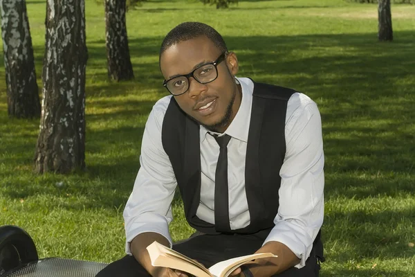Portret van zwarten student met een boek — Stockfoto
