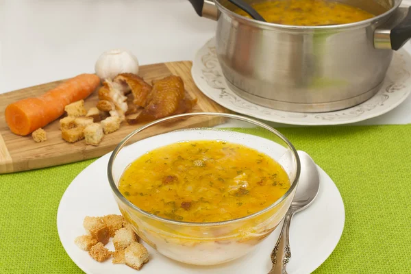Гороховий суп з копченим м'ясом — стокове фото