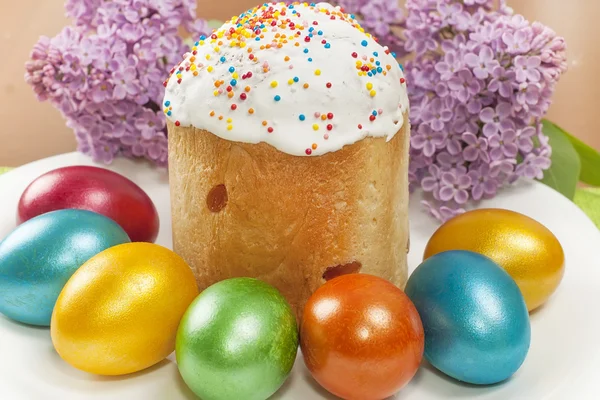 Pastel de Pascua y huevos pintados —  Fotos de Stock