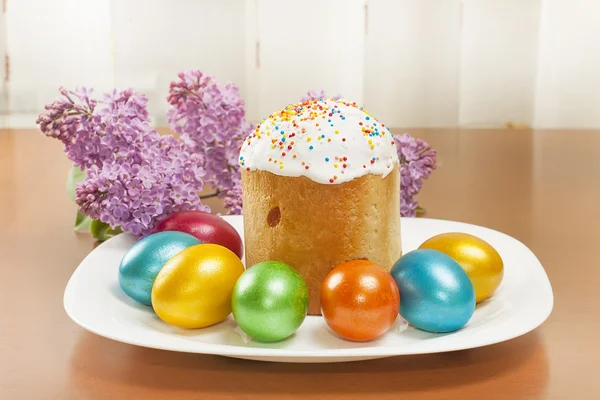 Easter cake and painted eggs — Stock Photo, Image