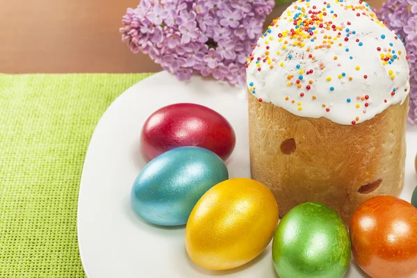 Пасхальный торт и окрашенные яйца — стоковое фото