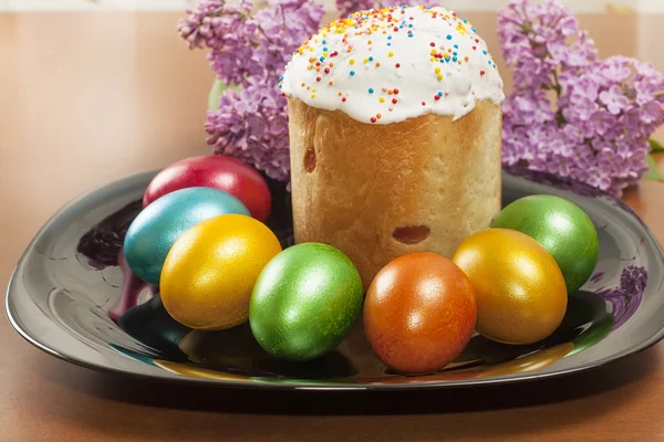 Easter cake and painted eggs — Stock Photo, Image