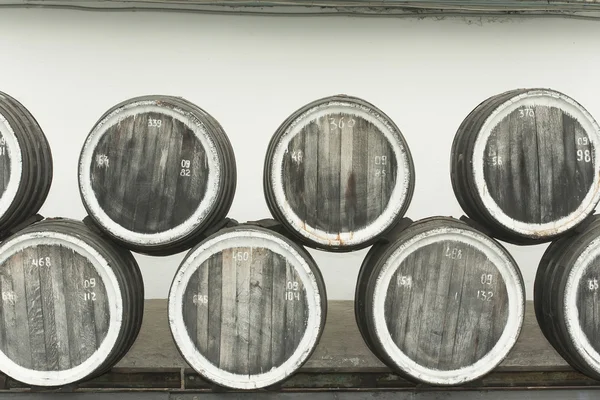 Barricas de vino viejo —  Fotos de Stock