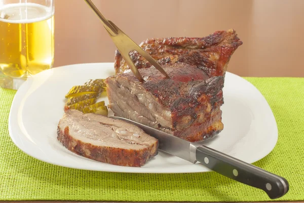Geroosterde varkensvlees belly op de grill — Stockfoto