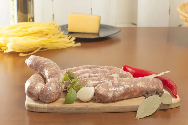 Salsiccia cruda nel guscio — Foto Stock