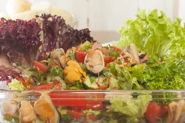 Ensalada de verduras con mejillones — Foto de Stock