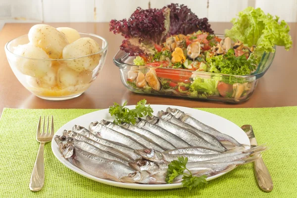 Torrfisk lodda på en tallrik — Stockfoto