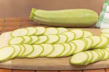 Bitkisel kemik iliği ince bardağı dilimlenmiş