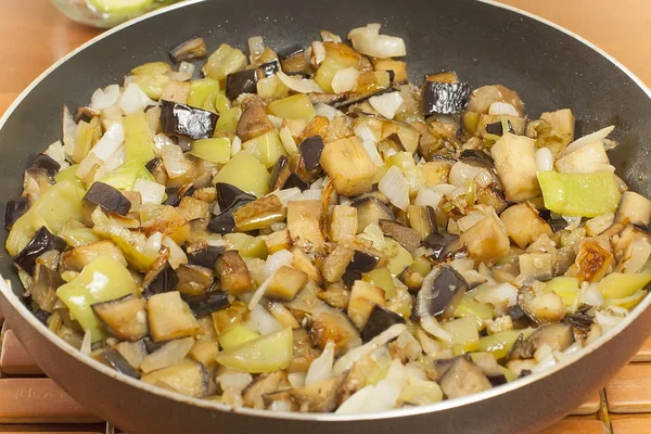 Rodajas de verduras fritas en una sartén — Foto de Stock